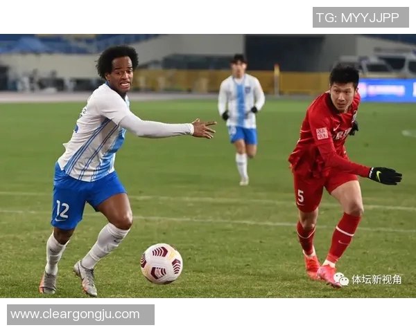 克鲁斯与普马斯激战正酣球迷期待精彩对决与绝妙进球